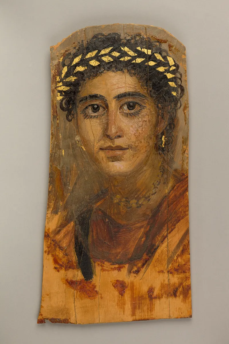 Retrato de Jovem Mulher de Vermelho, Fayum: rosto de frente, olhos escuros, túnica vermelha e joias de ouro