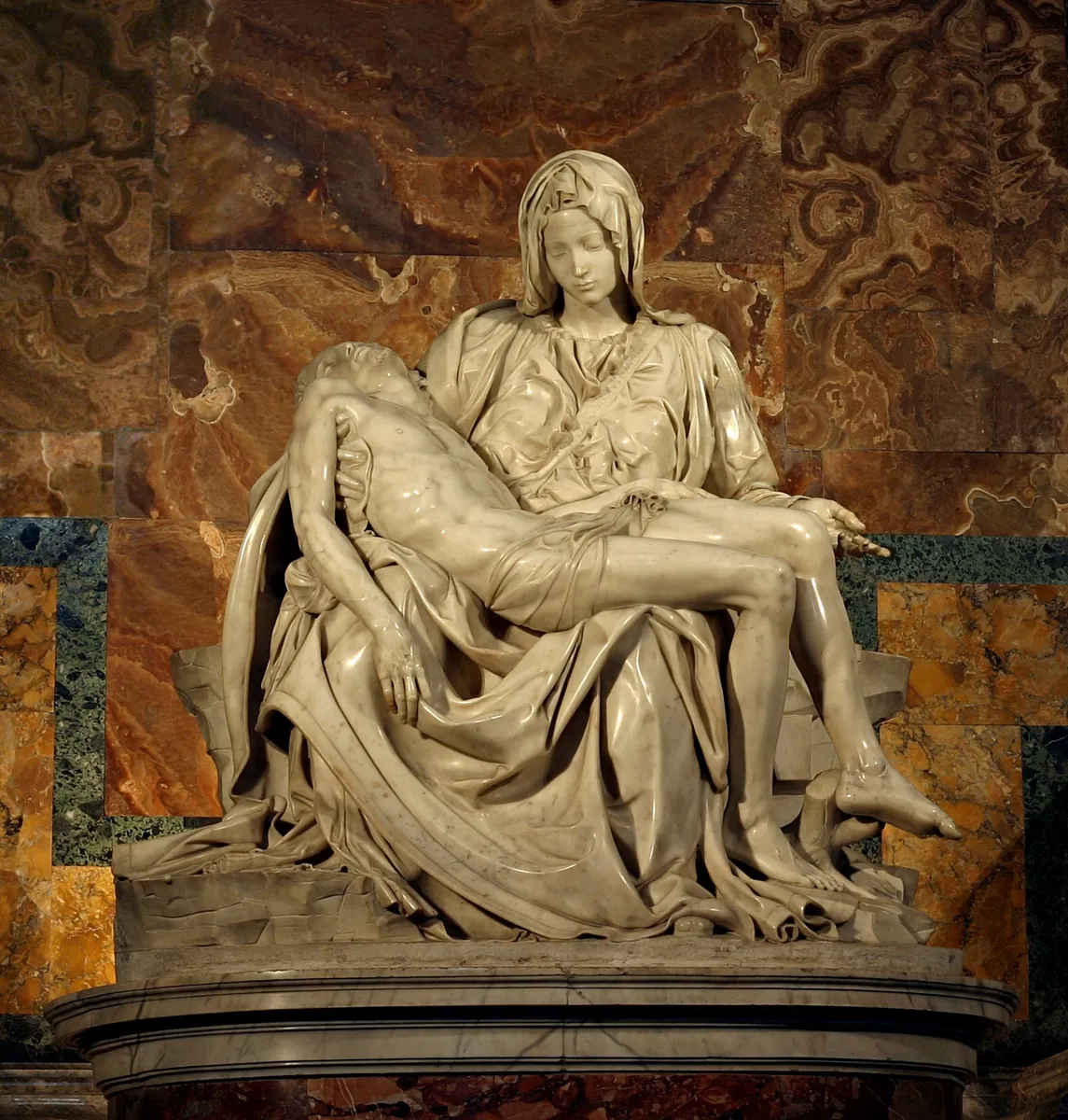 Pietà de Michelangelo: Maria sentada com o corpo de Cristo no colo, em mármore branco