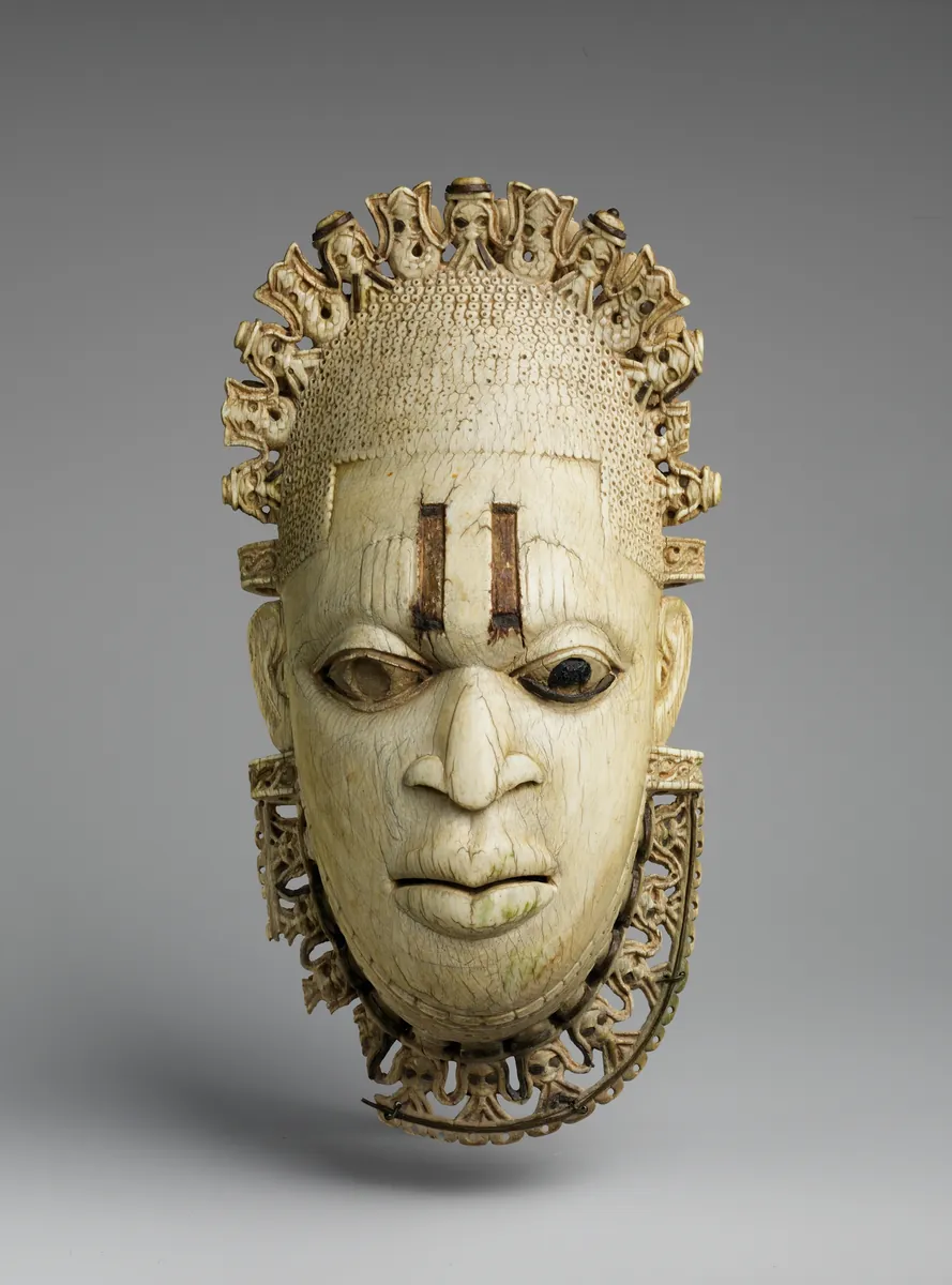 Máscara de marfim da rainha-mãe Idia, com ferro embutido nos olhos e na testa e uma coroa de pequenas cabeças entalhadas