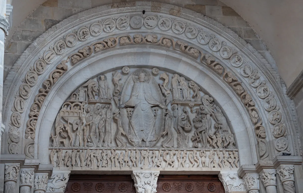Tímpano do Juízo Final de Autun: Cristo ao centro, de braços abertos, cercado por anjos, salvos e condenados