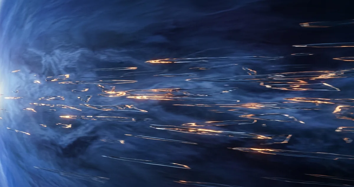 Representação artística do exoplaneta HD 189733b, um gigante gasoso de cor azul-cobalto intensa, com faixas de nuvens turbulentas iluminadas pela estrela-mãe alaranjada ao fundo