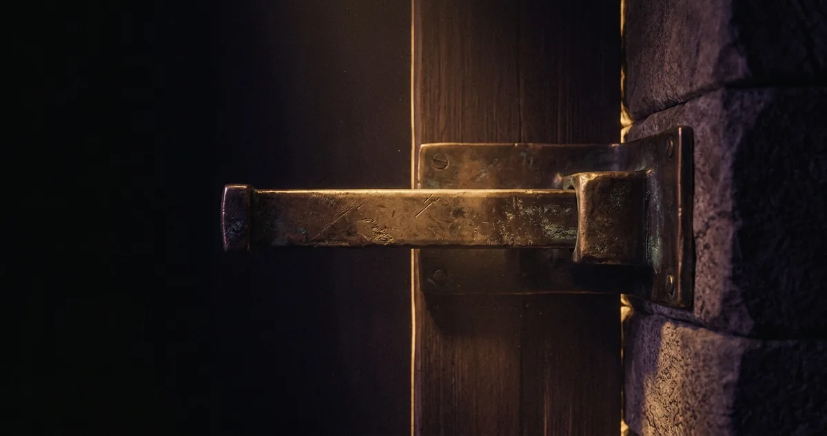 Uma pequena lâmina de bronze pousada sobre o banco de pedra de um quarto romano.