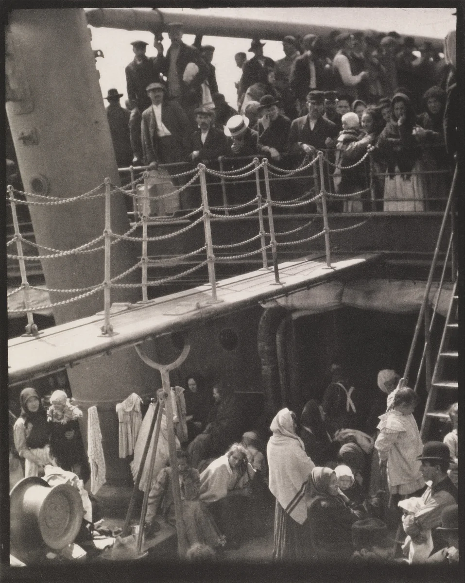 Passarela branca separando dois níveis da terceira classe no convés de um transatlântico em 1907, com um homem de chapéu de palha redondo no nível de cima.