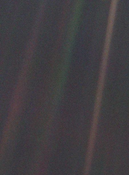 Pale Blue Dot, a Terra vista como um ponto de menos de um pixel dentro de um raio de luz espalhada, registrada pela Voyager 1 em 1990.