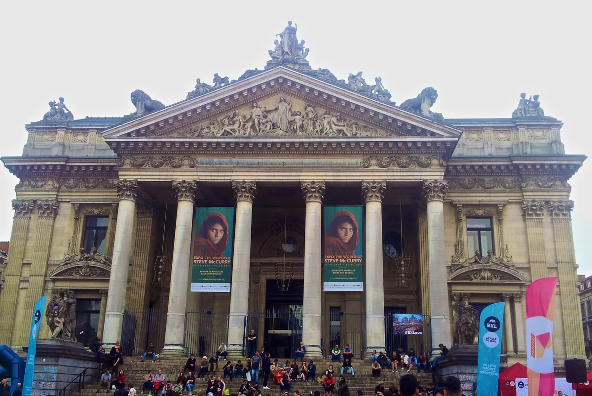 Cartaz com o retrato de Sharbat Gula na entrada da exposição sobre o fotógrafo Steve McCurry, em Bruxelas, em 2017.
