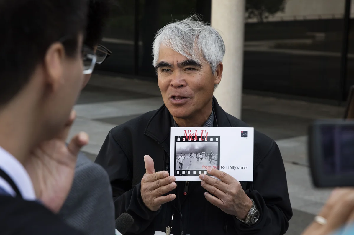 O fotógrafo Nick Ut fala à imprensa do lado de fora da Biblioteca Presidencial LBJ, em Austin, durante o encontro sobre a Guerra do Vietnã, em abril de 2016.