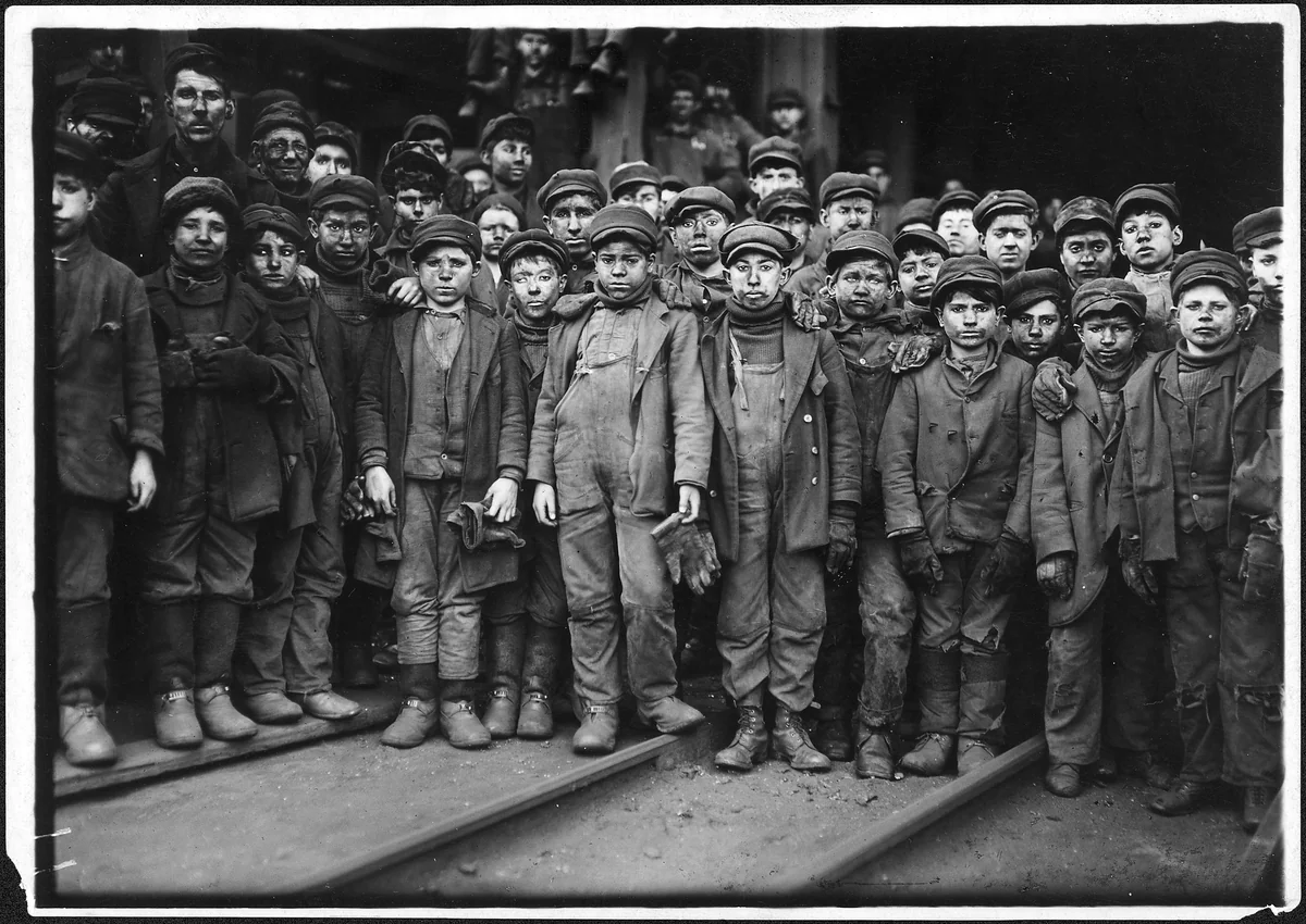Meninos separam pedra do carvão sentados sobre as calhas do Ewen Breaker, da Pennsylvania Coal Company, em South Pittston, em janeiro de 1911.