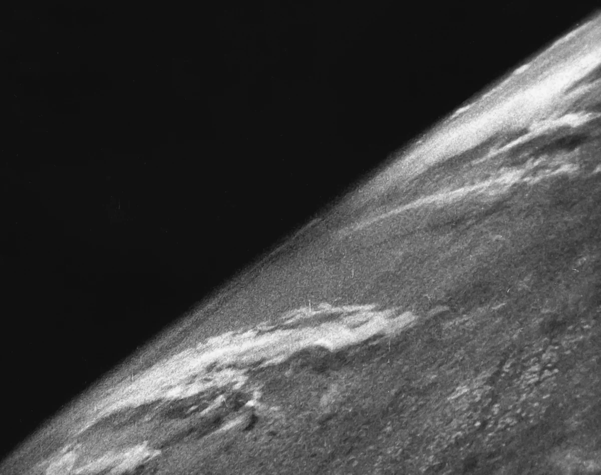 Primeira fotografia da Terra tirada do espaço, feita por uma câmera de 35 mm a bordo do foguete V-2 nº 13 lançado de White Sands em 24 de outubro de 1946.