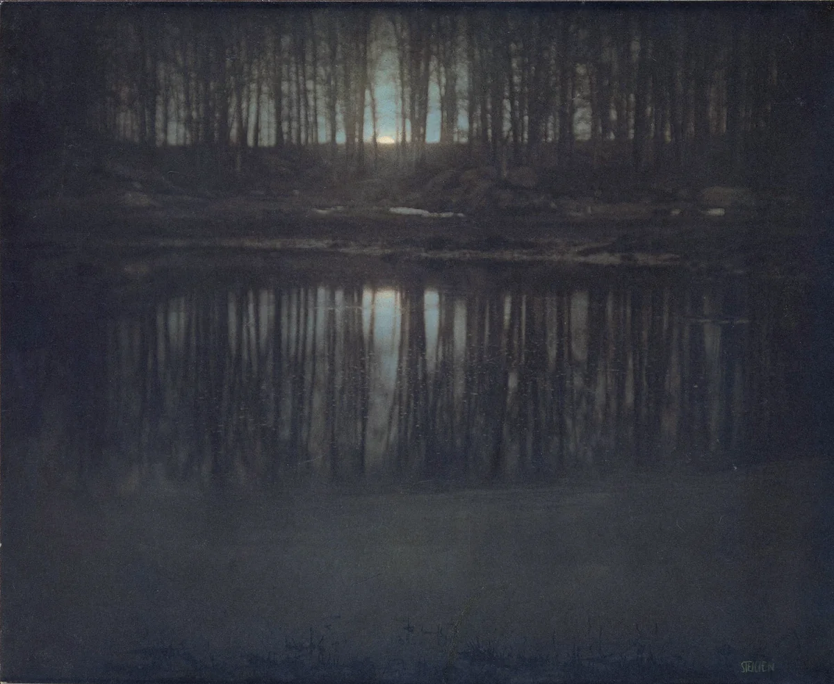 The Pond, Moonlight, fotografia de Edward Steichen feita em 1904 em Mamaroneck, Nova York, em goma bicromatada sobre platina.