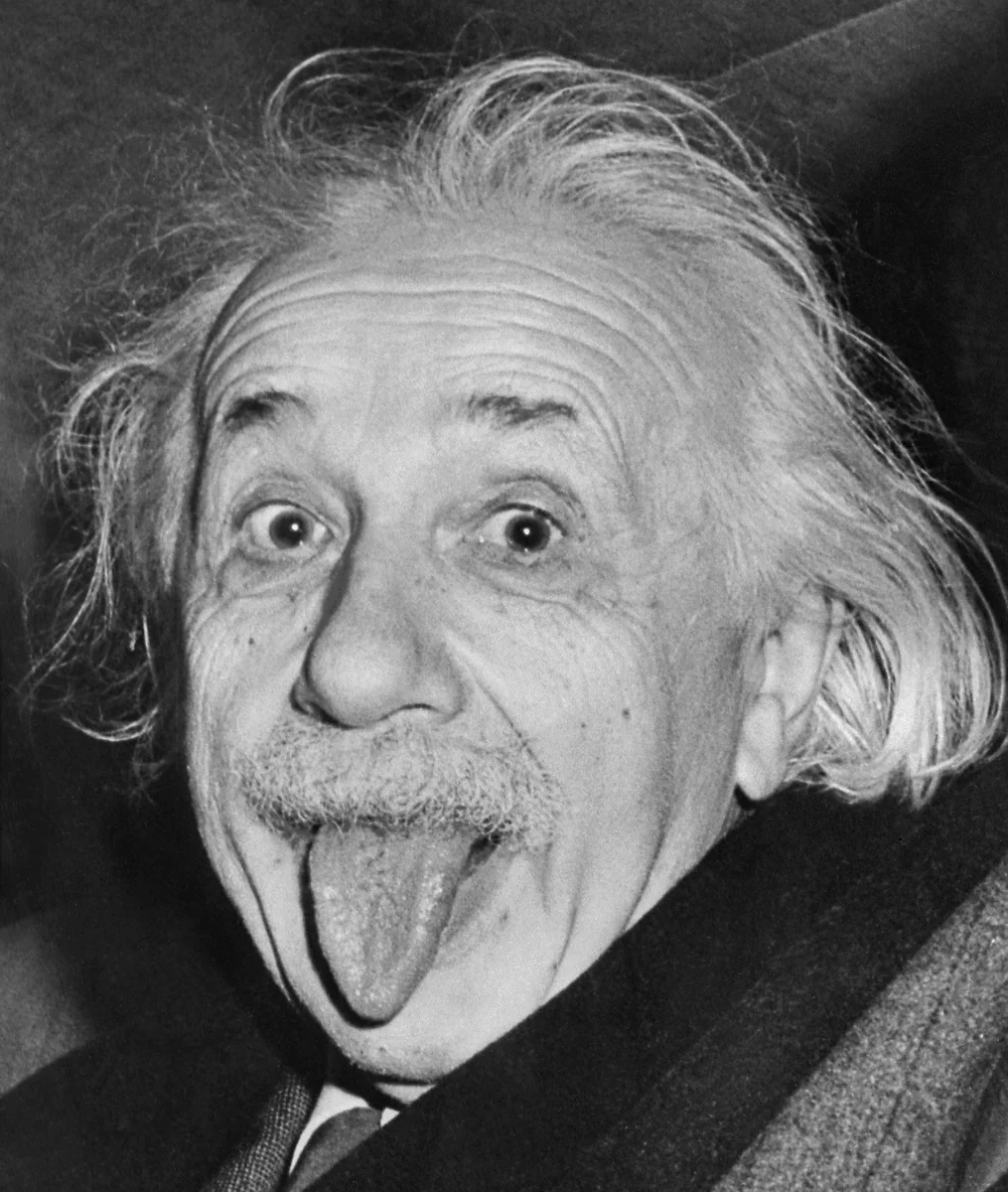 Albert Einstein mostra a língua, fotografia de Arthur Sasse feita em 14 de março de 1951 na saída do jantar de aniversário de 72 anos em Princeton, Nova Jersey.