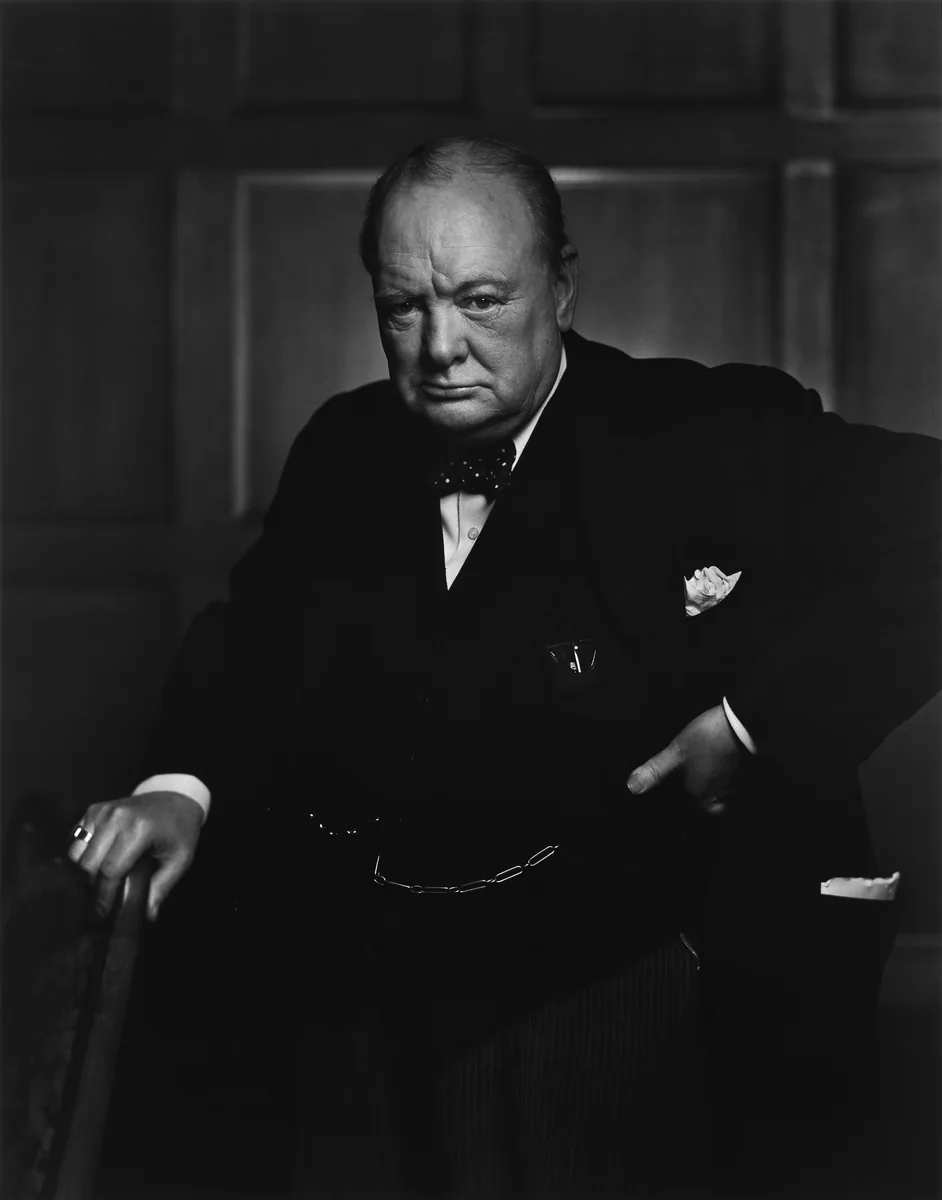Retrato de Winston Churchill feito por Yousuf Karsh no Speaker's Chamber do Parlamento canadense, em Ottawa, em 30 de dezembro de 1941, segundos depois de o fotógrafo tirar o charuto da mão dele.
