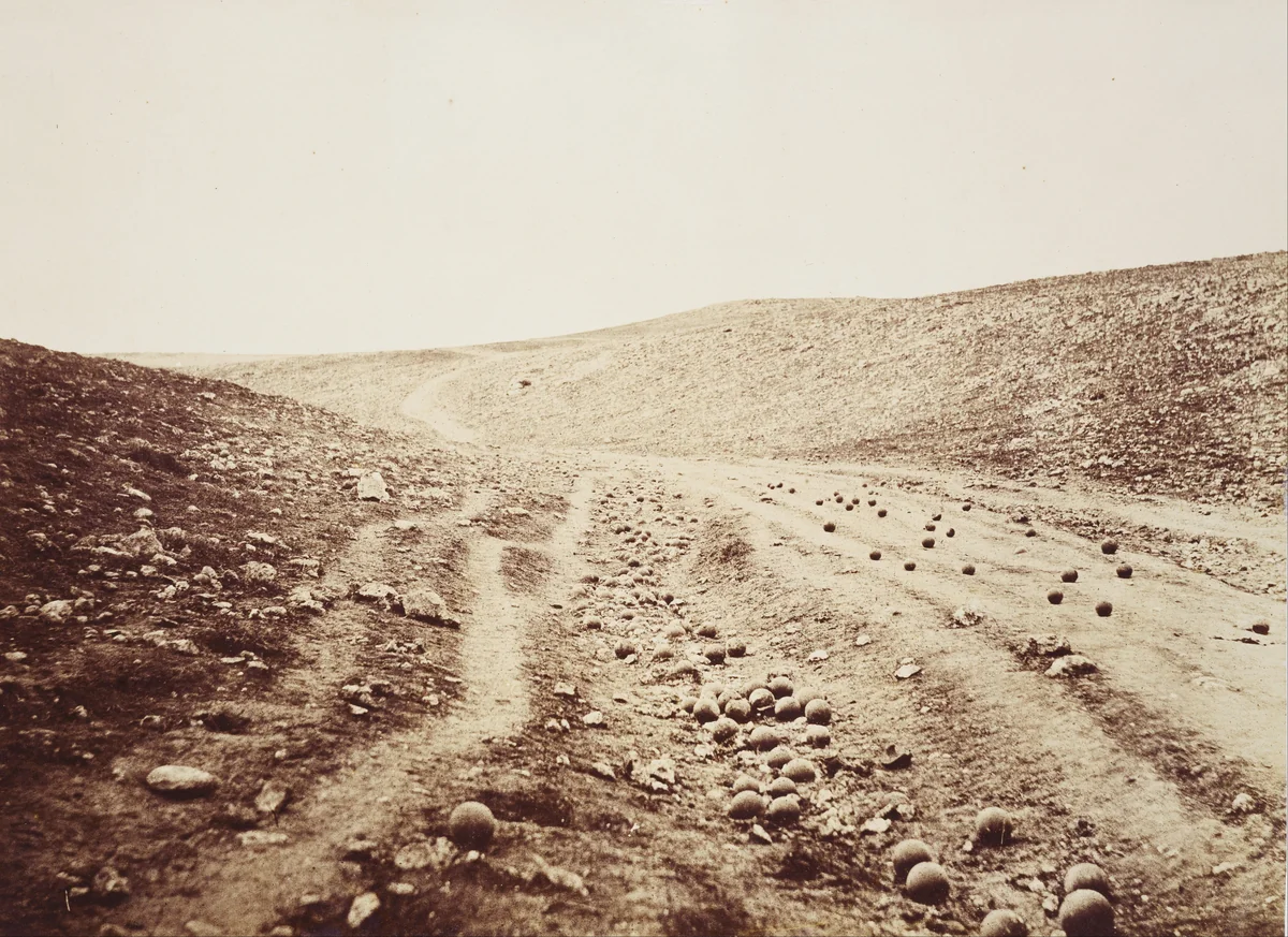 The Valley of the Shadow of Death, fotografia de Roger Fenton feita na Crimeia em 23 de abril de 1855, mostrando uma trilha de carroça entre encostas de calcário com balas de canhão espalhadas sobre a estrada.
