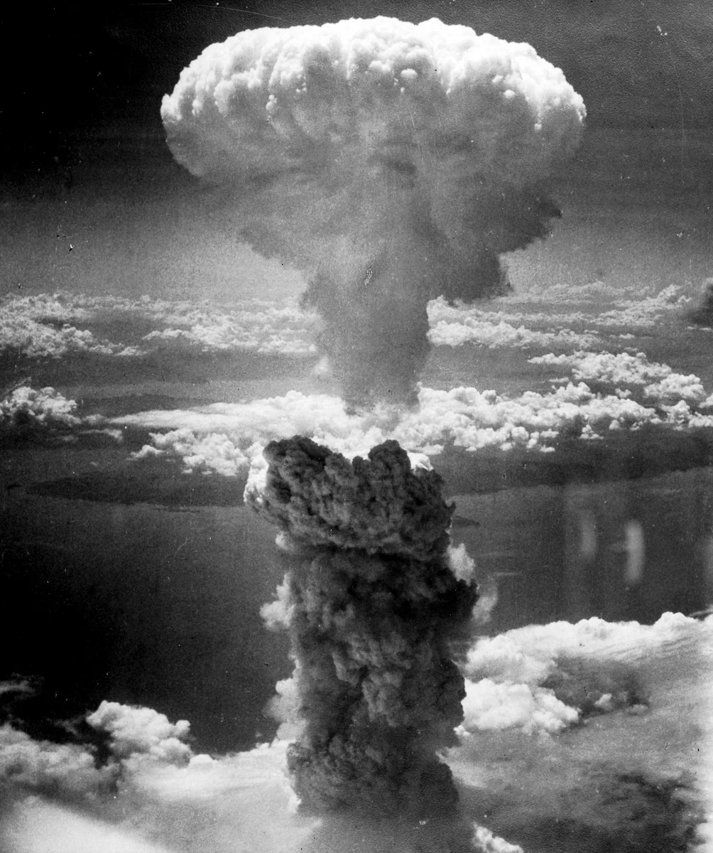 Coluna de nuvem sobre Nagasaki fotografada do avião de observação The Great Artiste por Charles Levy em 9 de agosto de 1945.