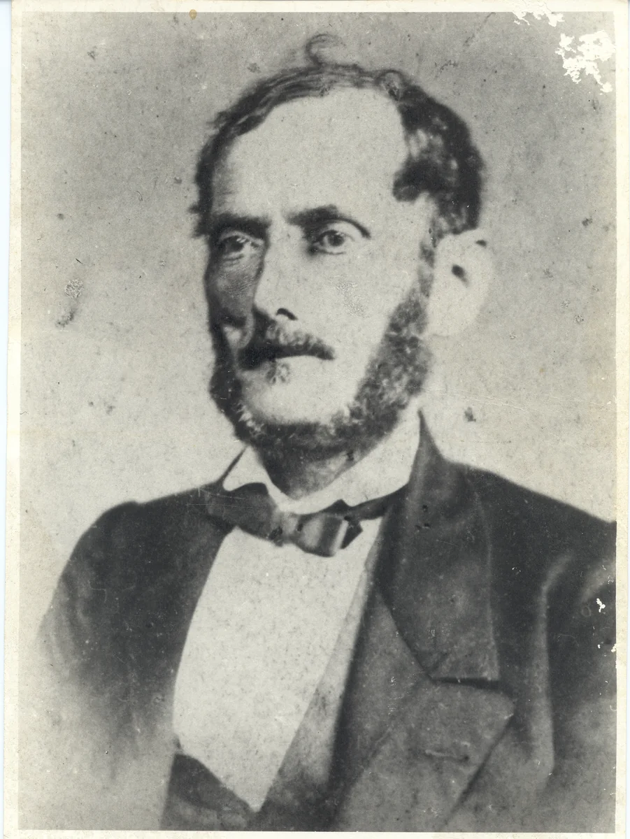 Retrato de estúdio de Hércules Florence já idoso, de casaco escuro e barba branca, feito em Campinas entre 1870 e 1879 por autor desconhecido, acervo do Centro de Memória-Unicamp.