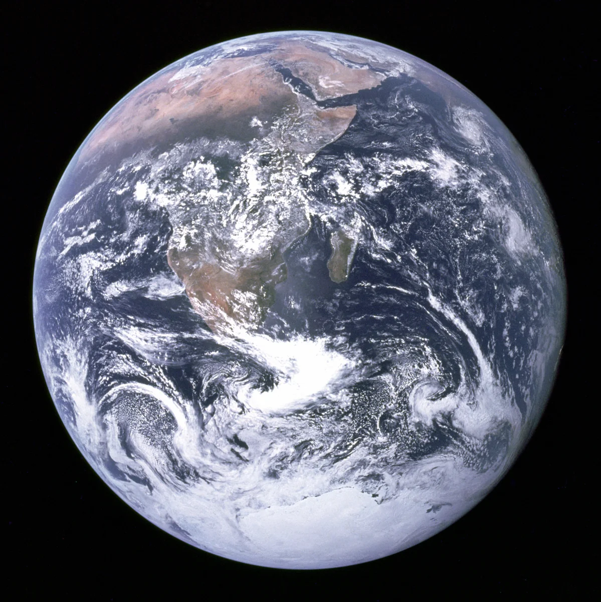 A Terra inteira iluminada, vista da Apollo 17 a 29 mil quilômetros de distância em 7 de dezembro de 1972, com a África, o oceano Índico e a Antártida à mostra.