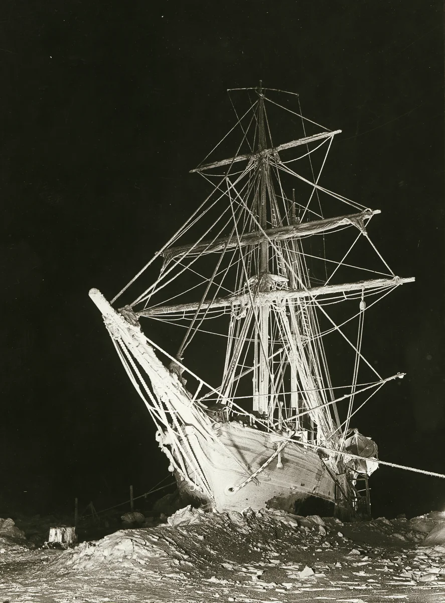O navio Endurance preso no gelo do mar de Weddell, fotografado à noite em 1915 com lampejos de magnésio.