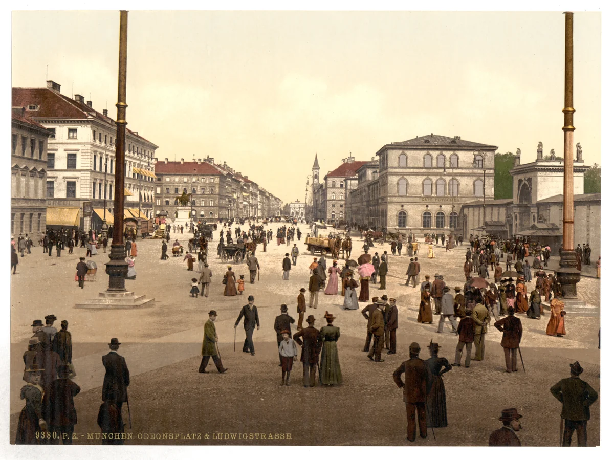 A Odeonsplatz de Munique vista de sul para norte, com a Theatinerkirche à direita e o calçamento aberto sem multidão.