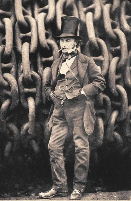 Isambard Kingdom Brunel de cartola e charuto, de pé diante das enormes correntes de lançamento do Great Eastern, em Millwall, 1857.