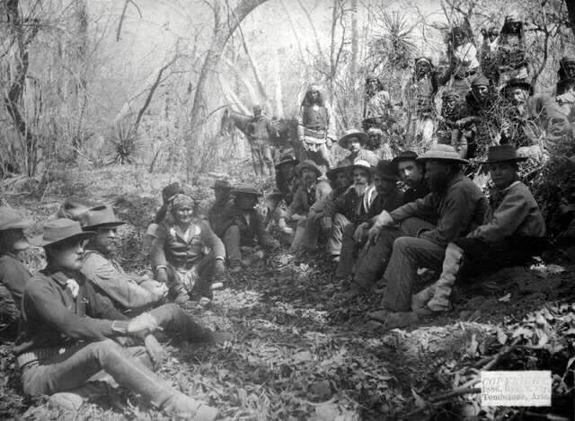 Geronimo e o general George Crook sentados em roda com intérpretes e oficiais no Cañón de los Embudos, Sonora, março de 1886.