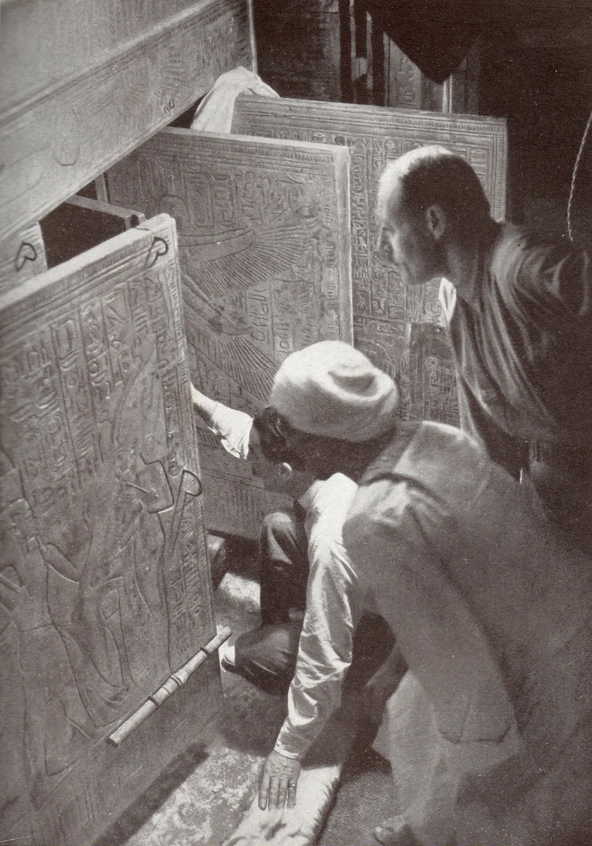 Howard Carter e Arthur Callender diante das portas abertas dos santuários dourados de Tutancâmon, em janeiro de 1924.