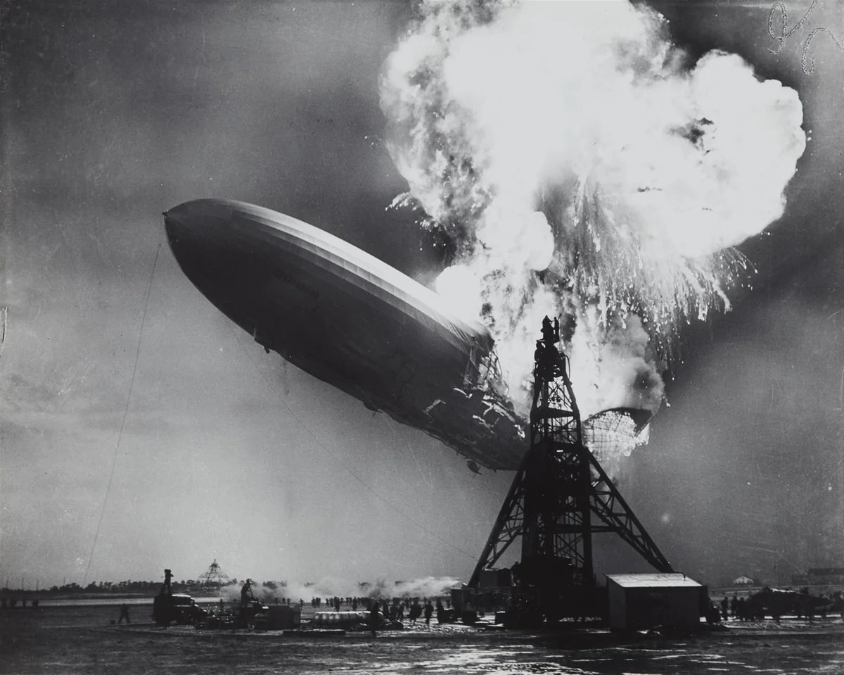 O dirigível Hindenburg em chamas sobre a torre de amarração de Lakehurst, em 6 de maio de 1937.