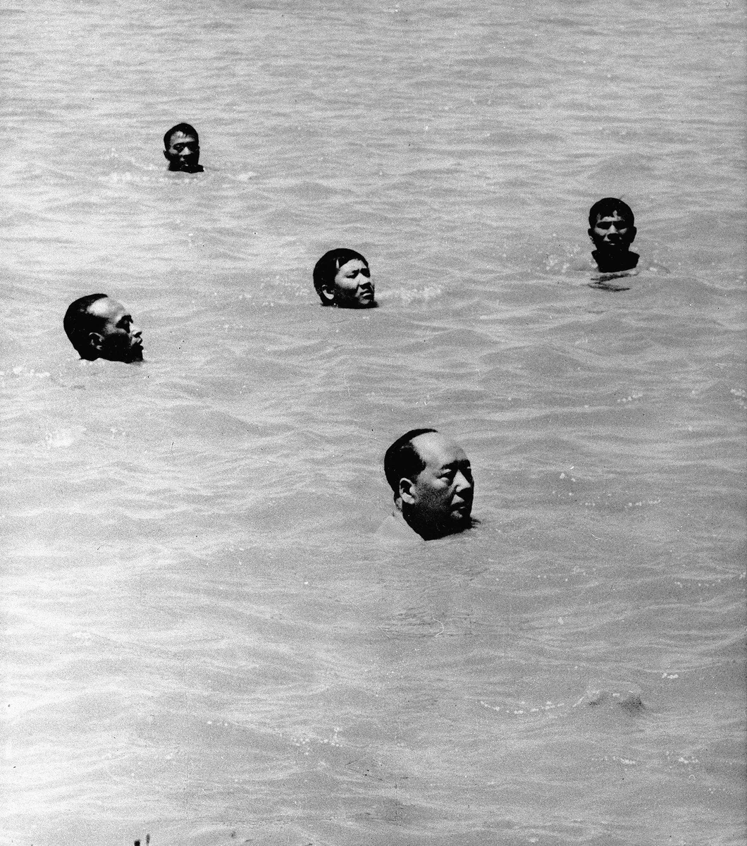Mao Tsé-tung nada no rio Yangtzé, em Wuhan, em julho de 1966, com a cabeça acima da água.