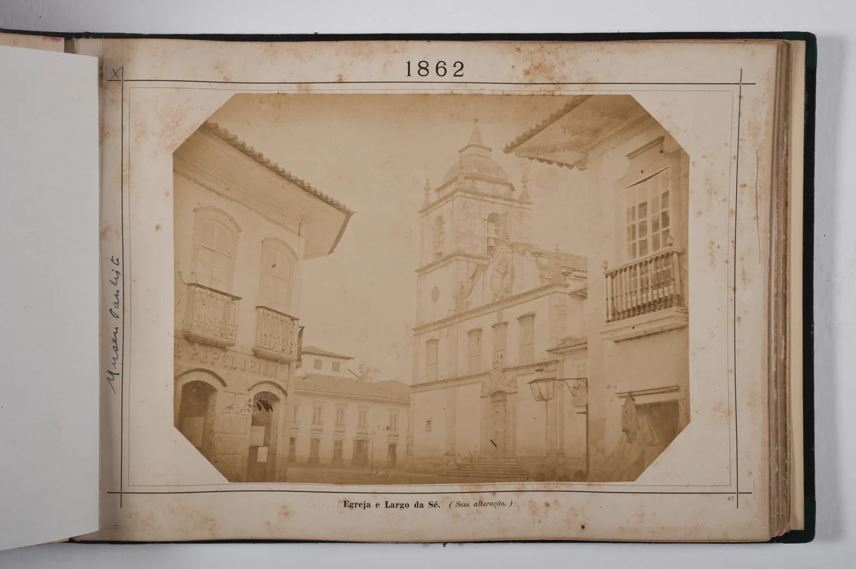 Igreja da Sé de taipa com uma torre e o largo de terra vazio, em São Paulo, na foto de Militão Augusto de Azevedo, 1862.