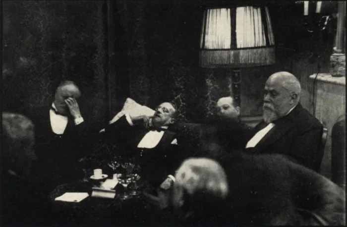Fotografia de Erich Salomon com ministros em sessão noturna da segunda Conferência de Haia, em janeiro de 1930