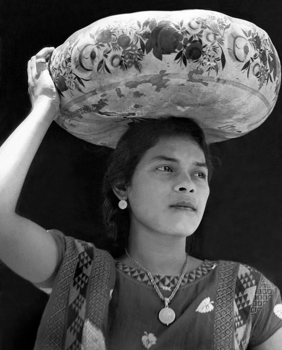 Mulher de Tehuantepec, foto de Tina Modotti, 1929: tehuana com uma cabaça na cabeça contra o céu