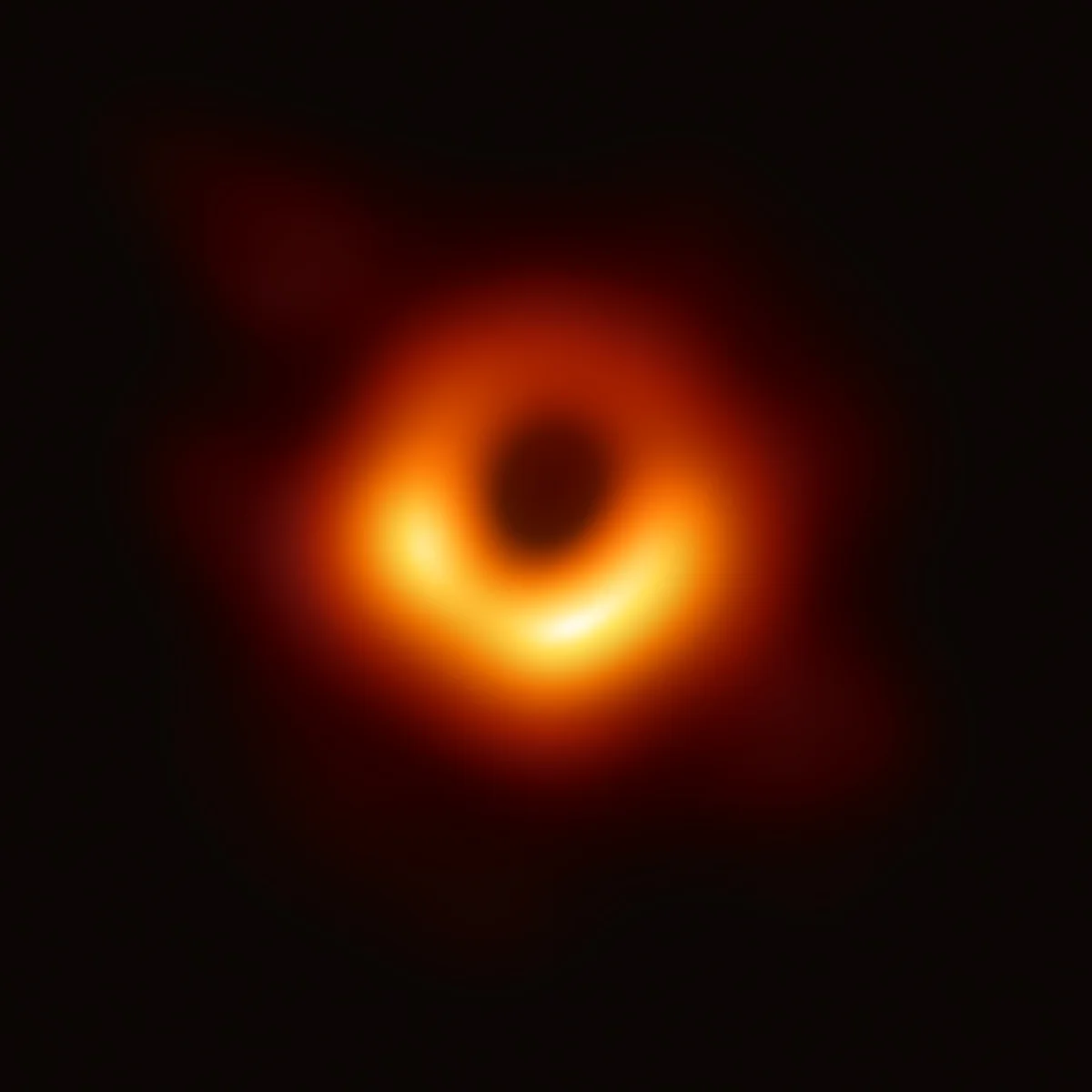 Primeira imagem do buraco negro de M87: anel laranja em volta de uma sombra escura