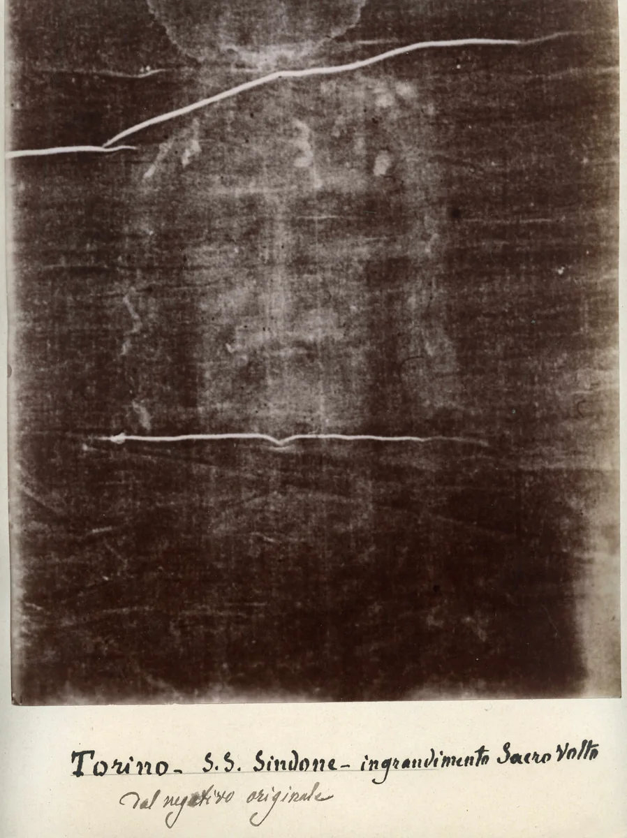 Negativo de vidro de 1898 do Santo Sudário de Turim, com o rosto de um homem barbado em positivo
