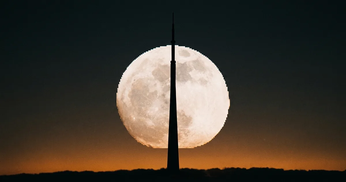 Disco lunar grande e achatado atrás da silhueta preta de uma torre estreita, com a cidade reduzida a uma faixa baixa de prédios.
