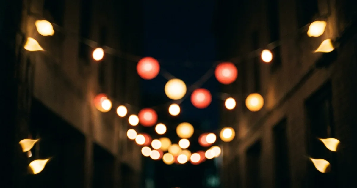 Luzes de rua desfocadas, redondas no centro e em forma de limão nos cantos.