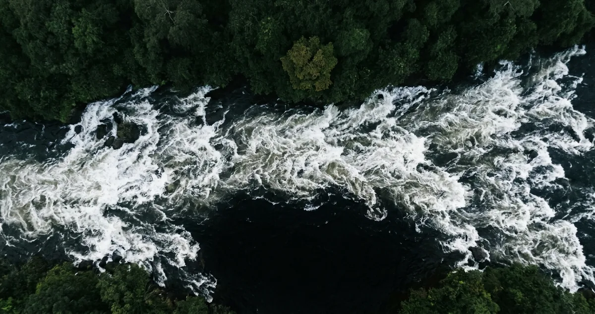 Corredeiras do rio Congo abaixo de Kinshasa, com ondas brancas quebrando no canal.