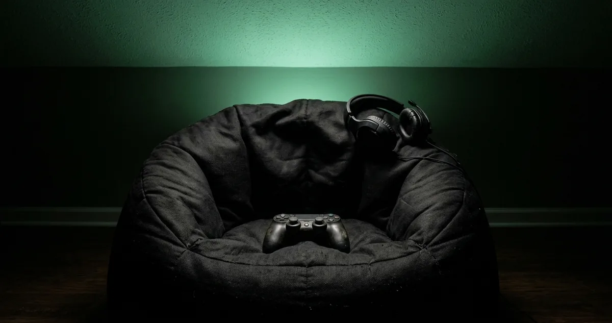 Gabinete de fliperama antigo num salão de jogos vazio, luz de neon batendo no vidro, sem pessoas