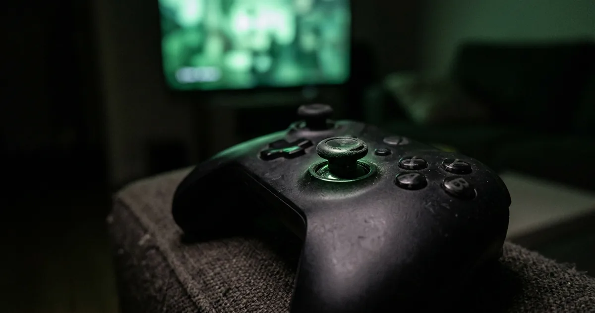 Fileiras de alienígenas pixelados descendo sobre um canhão solitário numa tela verde de fliperama