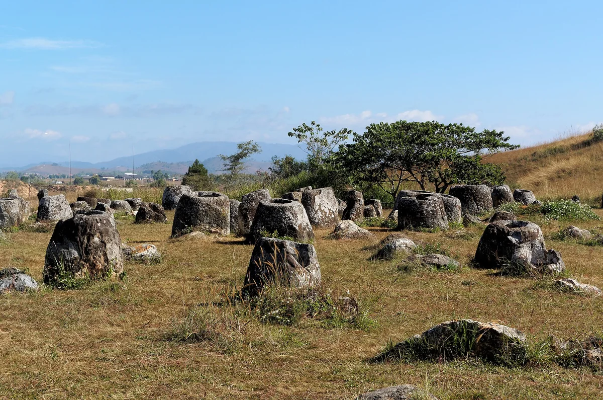 Jarras de arenito de até três metros espalhadas pelo planalto de Xiangkhouang, no norte do Laos, com tampas de pedra caídas ao lado da boca.