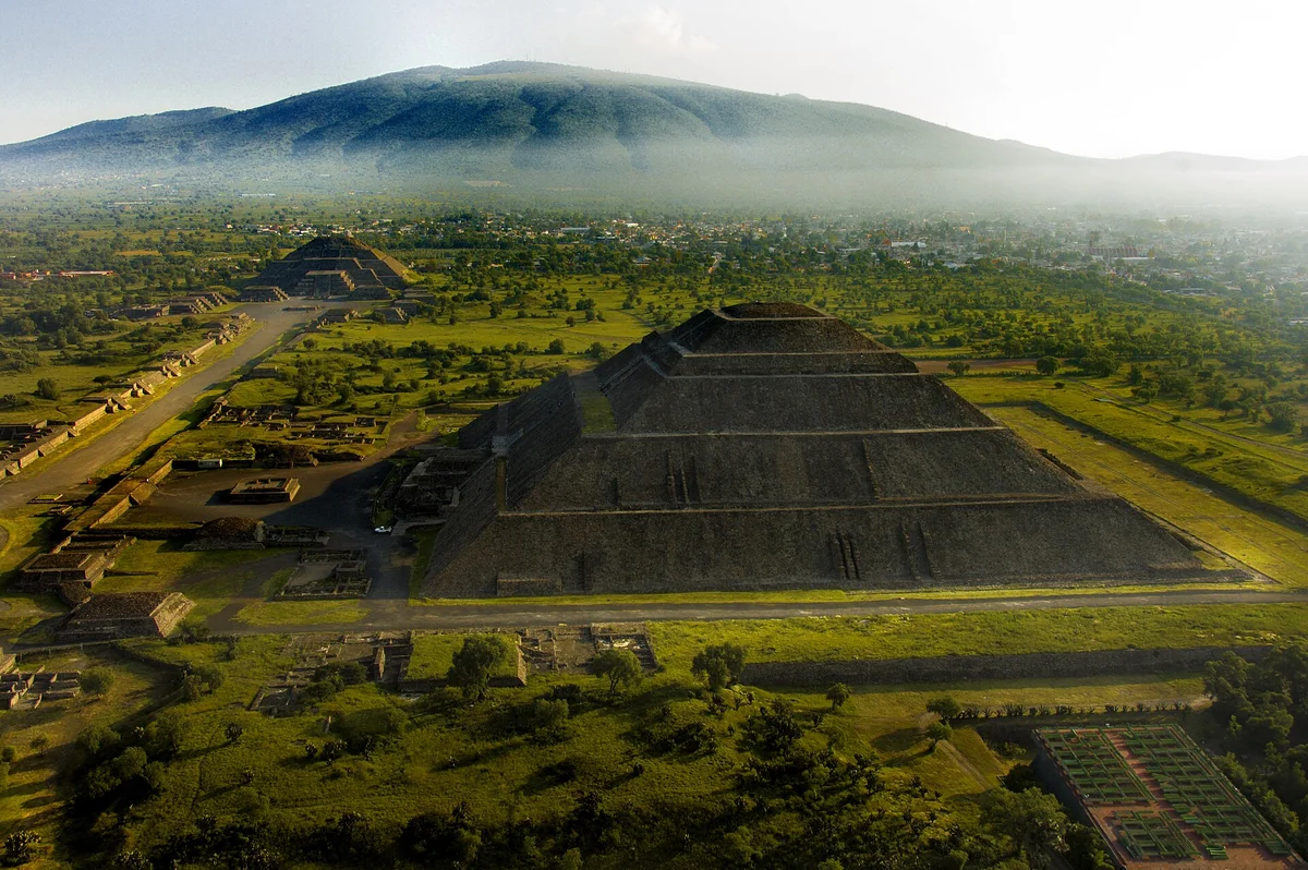 A Calçada dos Mortos vista do alto da Pirâmide da Lua, com a Pirâmide do Sol à esquerda, no vale do México.