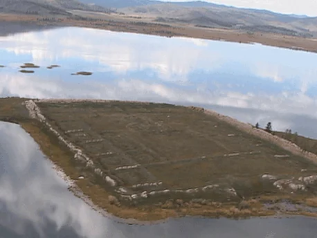 As ruínas muradas de Por-Bazhyn ocupam uma ilha inteira do lago Tere-Khol, em Tuva, no sul da Sibéria.