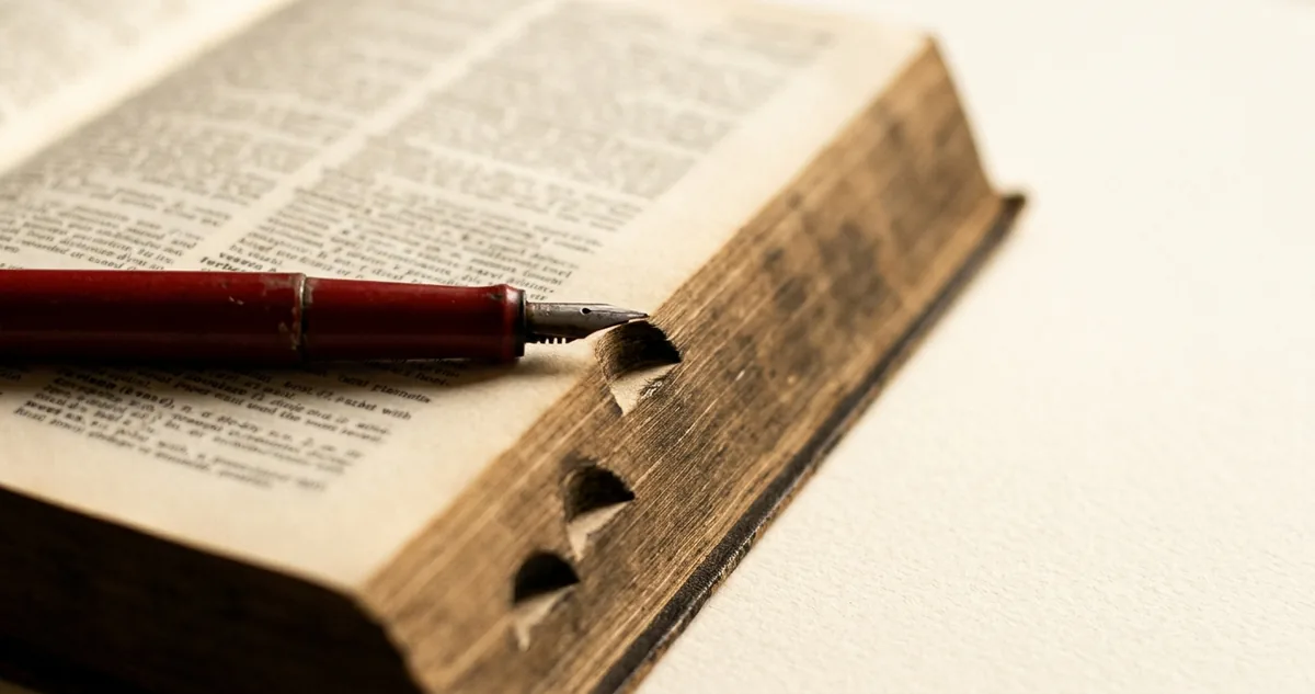 Frase de edital com um a minusculo escrito a caneta entre o verbo visar e o complemento.