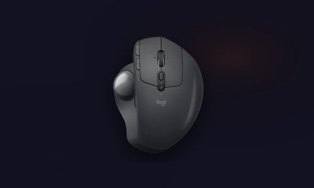 Trackball Logitech MX Ergo numa mesa estreita, com o polegar sobre a bola cinza