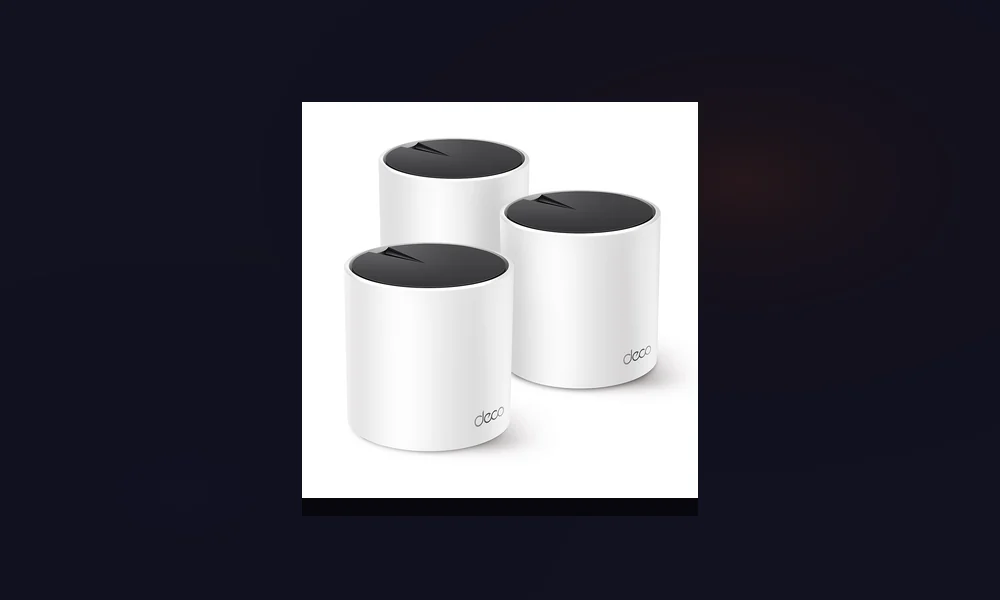 Disco branco do TP-Link Deco numa prateleira do corredor, com a luz azul acesa